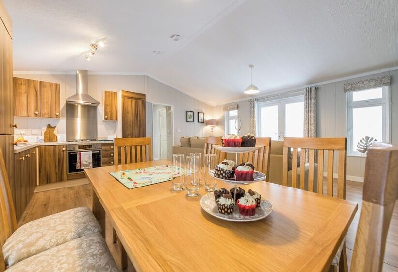 هتل Brackenborough Lakes Resort