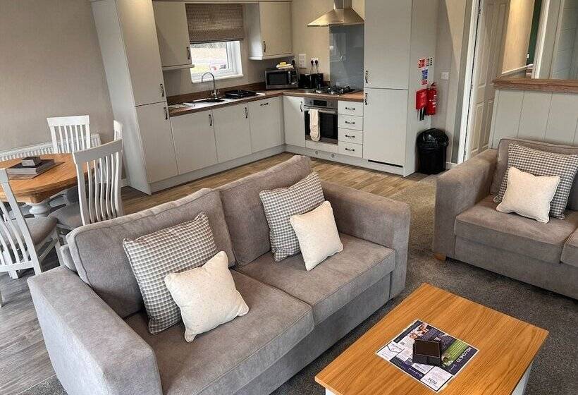 هتل Brackenborough Lakes Resort