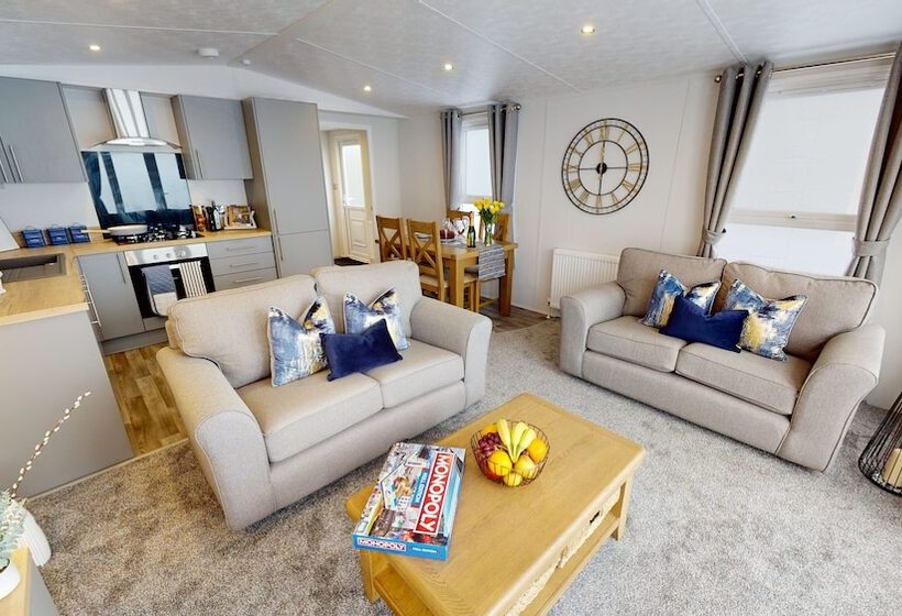 هتل Brackenborough Lakes Resort