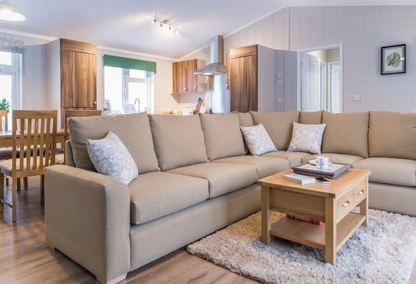 هتل Brackenborough Lakes Resort