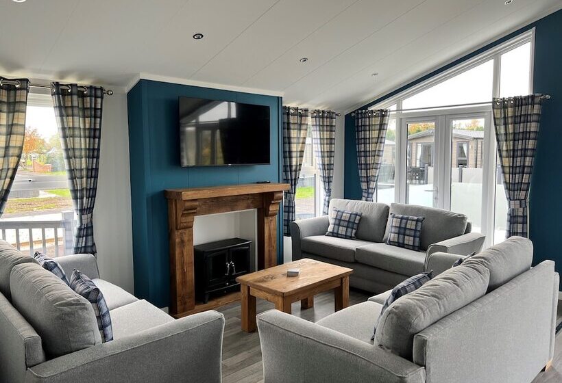 هتل Brackenborough Lakes Resort