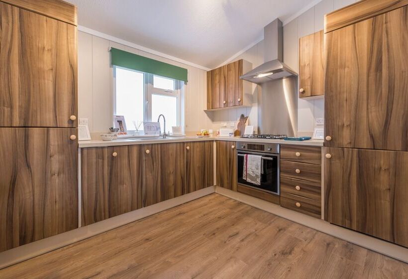 هتل Brackenborough Lakes Resort