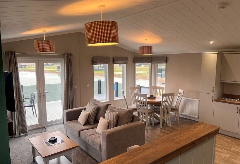 هتل Brackenborough Lakes Resort