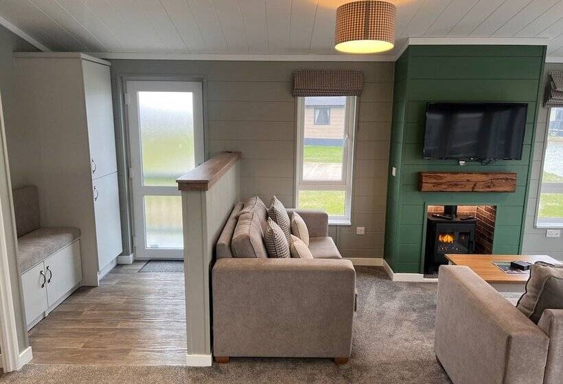 هتل Brackenborough Lakes Resort