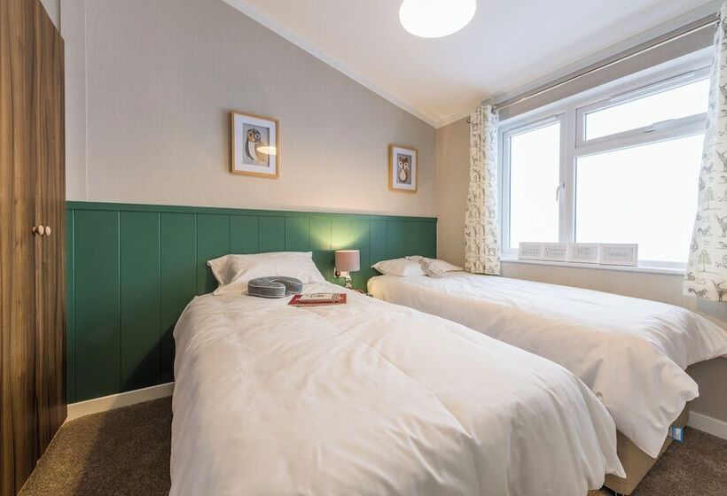 هتل Brackenborough Lakes Resort