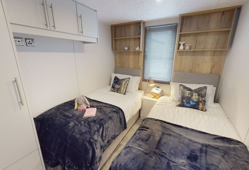 هتل Brackenborough Lakes Resort