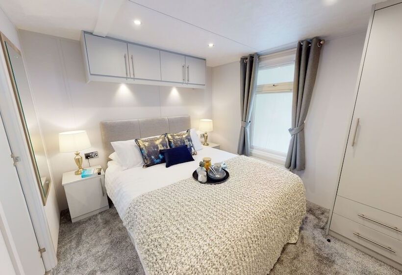 هتل Brackenborough Lakes Resort