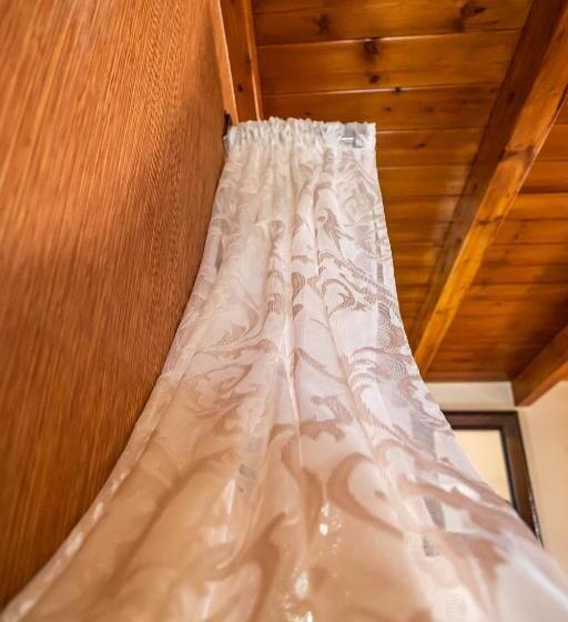 בית מלון כפרי Enastron