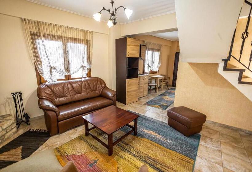 בית מלון כפרי Enastron