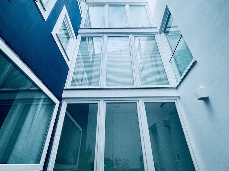 Partenope Hostel And Suites