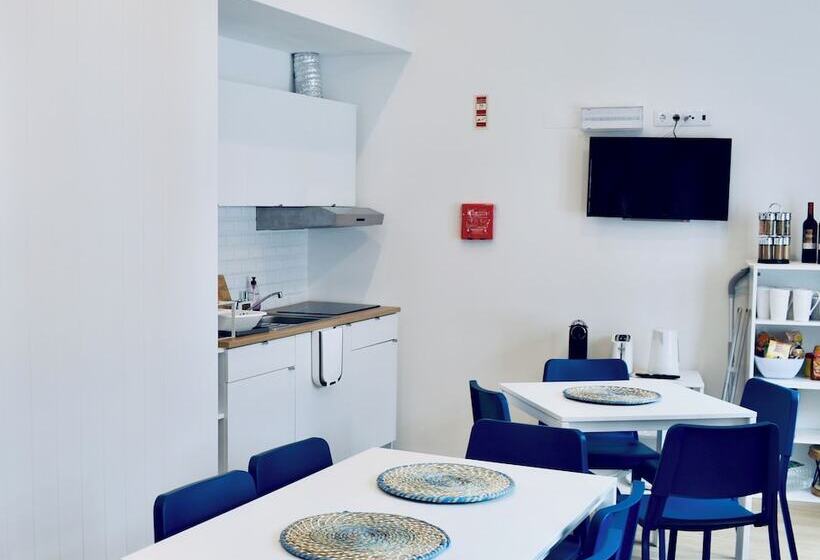 Partenope Hostel And Suites