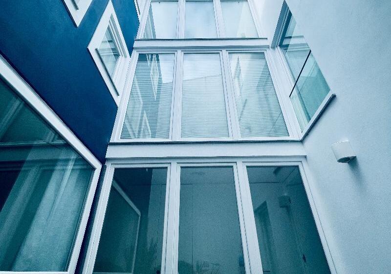 Partenope Hostel And Suites