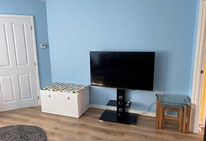 레지던스 2 Bed End Terrace M4 M25 Heathrow Windsor & London