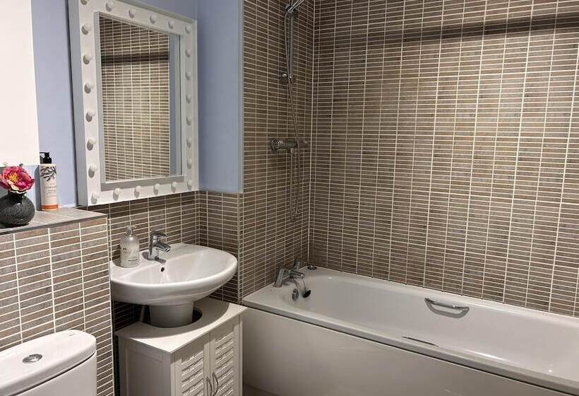 레지던스 2 Bed End Terrace M4 M25 Heathrow Windsor & London