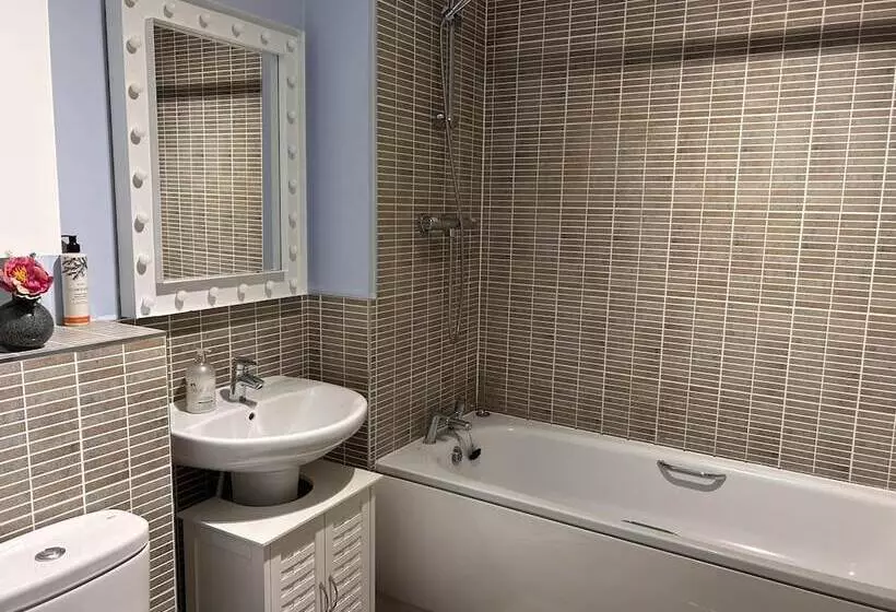 Residenssi 2 Bed End Terrace M4 M25 Heathrow Windsor & London