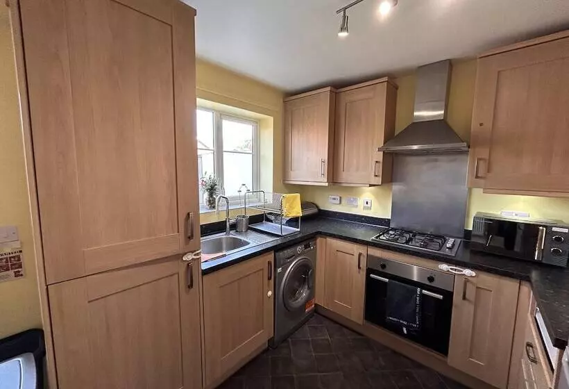 Residenssi 2 Bed End Terrace M4 M25 Heathrow Windsor & London