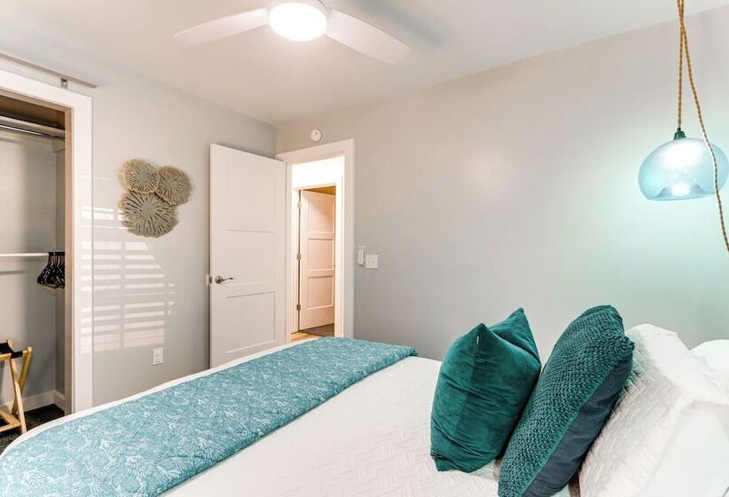 Beautiful War Eagle Cove Home: Walk To Beaver Lake