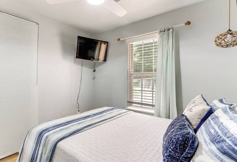 Beautiful War Eagle Cove Home: Walk To Beaver Lake