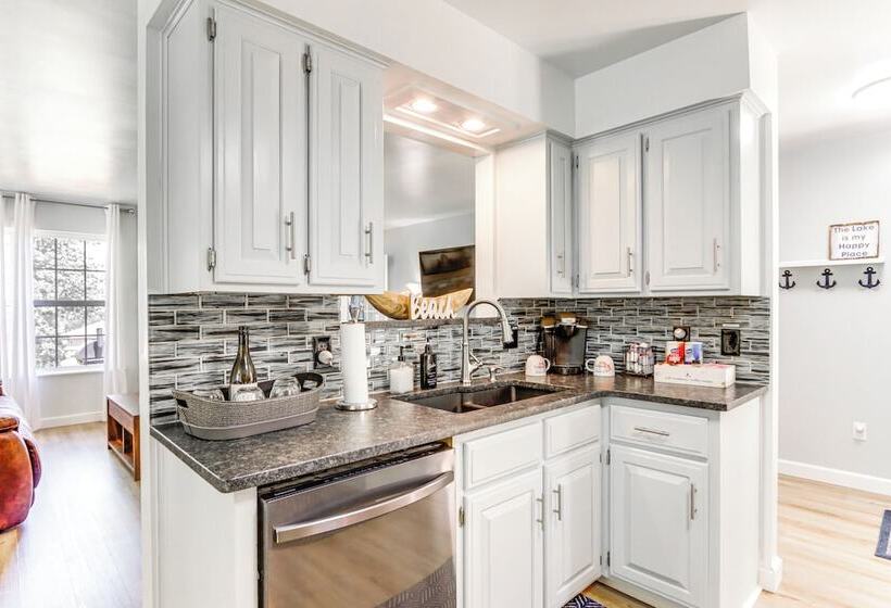 Beautiful War Eagle Cove Home: Walk To Beaver Lake