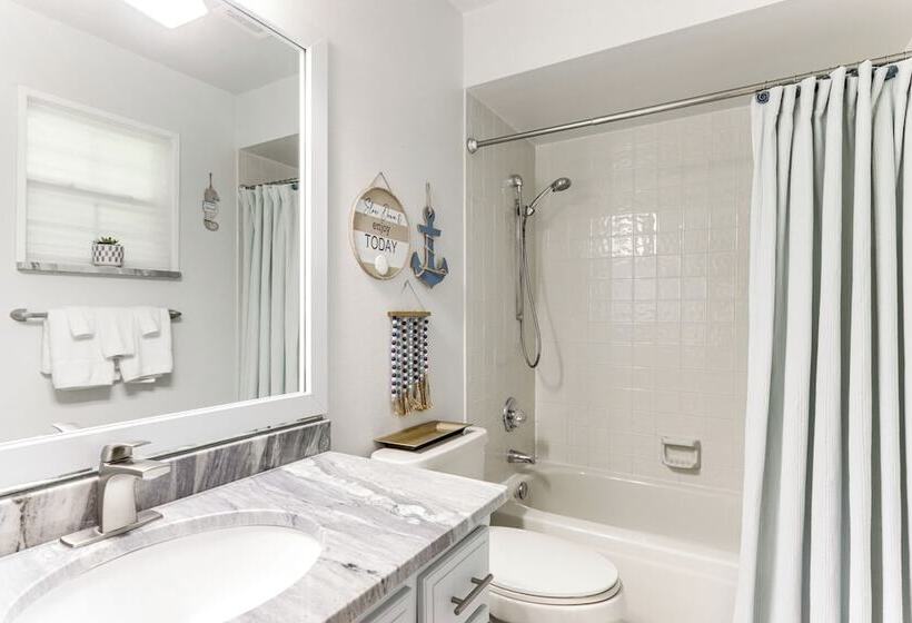 Beautiful War Eagle Cove Home: Walk To Beaver Lake