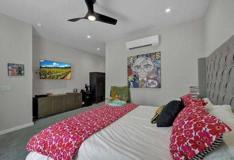 The Bentley Hotel   Andy Worhol Room   Hill Country View