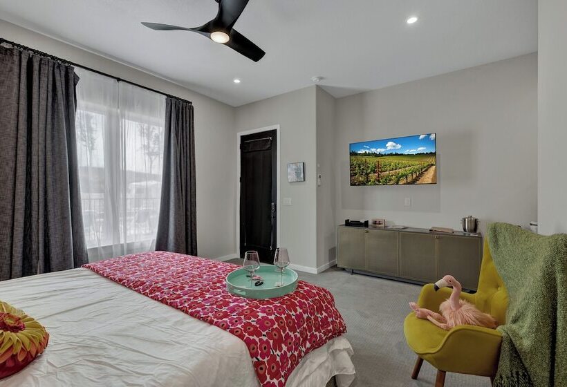 The Bentley Hotel   Andy Worhol Room   Hill Country View