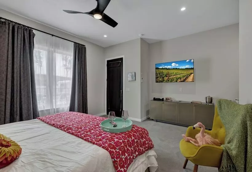 The Bentley Hotel   Andy Worhol Room   Hill Country View