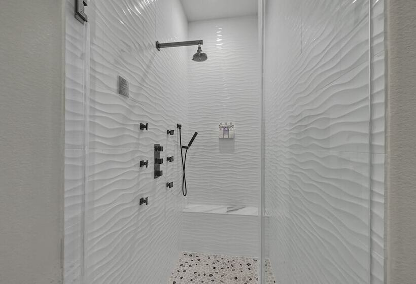 The Bentley Hotel   Andy Worhol Room   Hill Country View