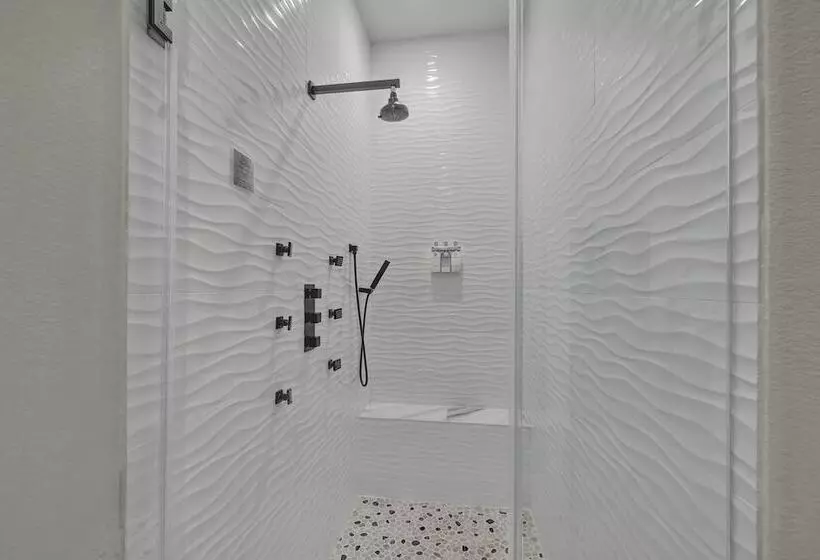 The Bentley Hotel   Andy Worhol Room   Hill Country View