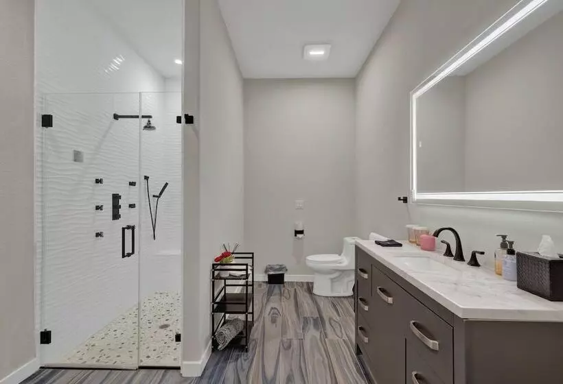 The Bentley Hotel   Andy Worhol Room   Hill Country View