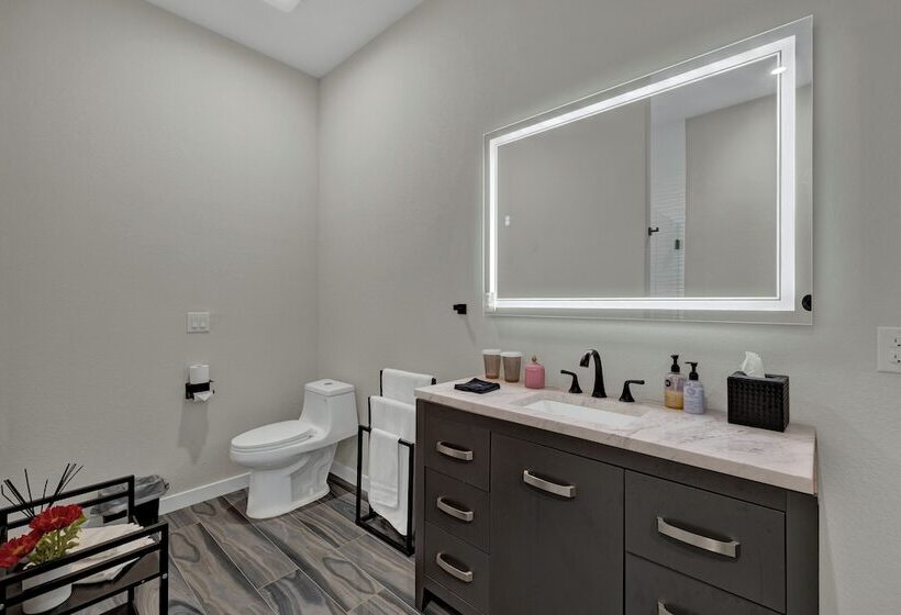 The Bentley Hotel   Andy Worhol Room   Hill Country View