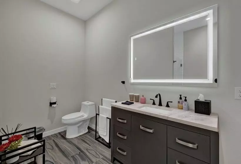 The Bentley Hotel   Andy Worhol Room   Hill Country View