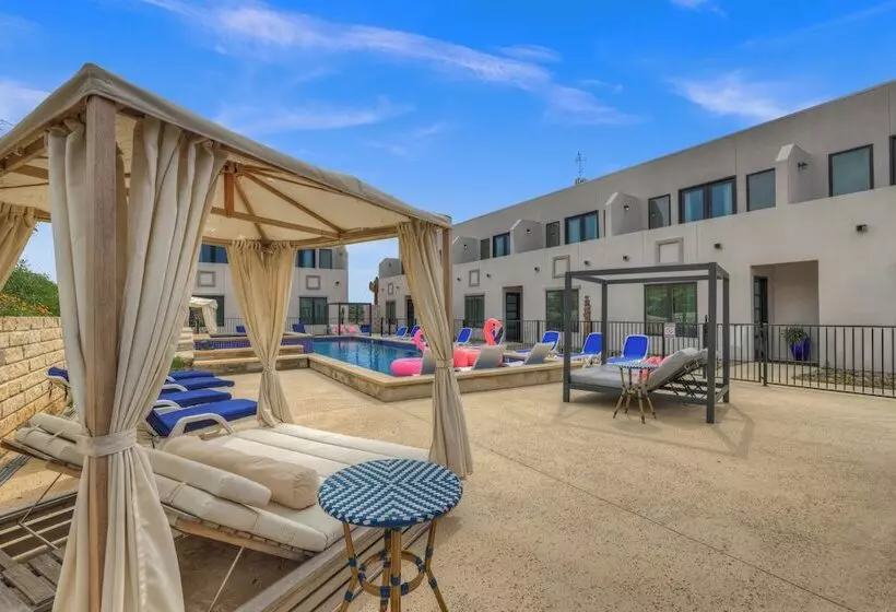 The Bentley Hotel   Andy Worhol Room   Hill Country View