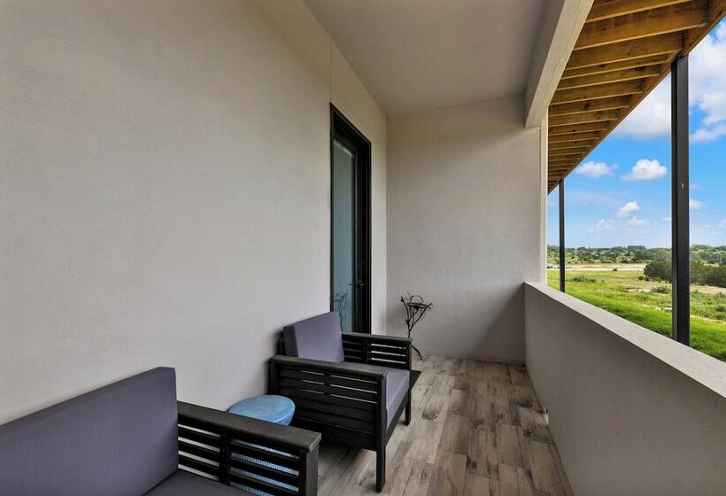 The Bentley Hotel Sinatra Room Hill Country View