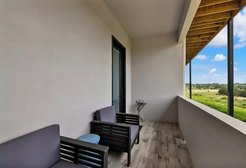 The Bentley Hotel   Sinatra Room   Hill Country View