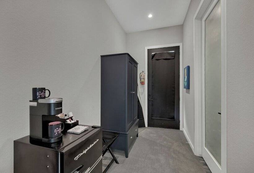 The Bentley Hotel Sinatra Room Hill Country View