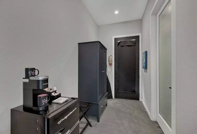 The Bentley Hotel   Sinatra Room   Hill Country View