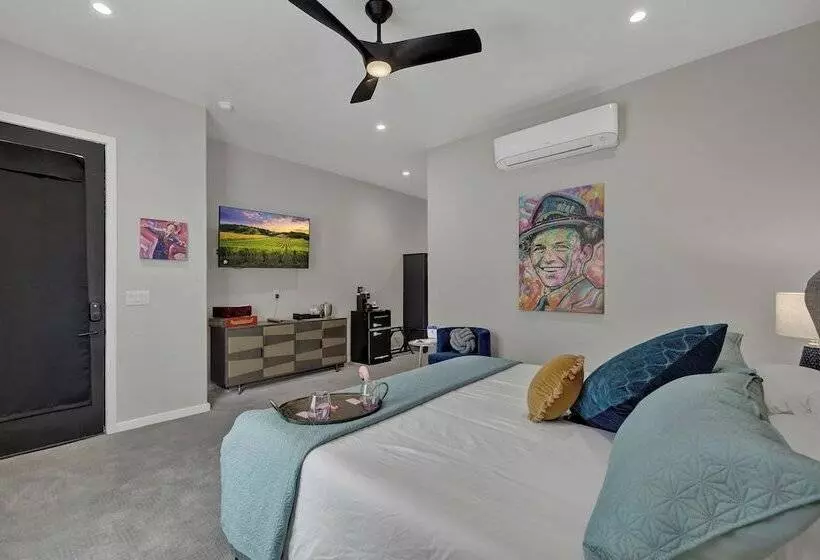 The Bentley Hotel   Sinatra Room   Hill Country View