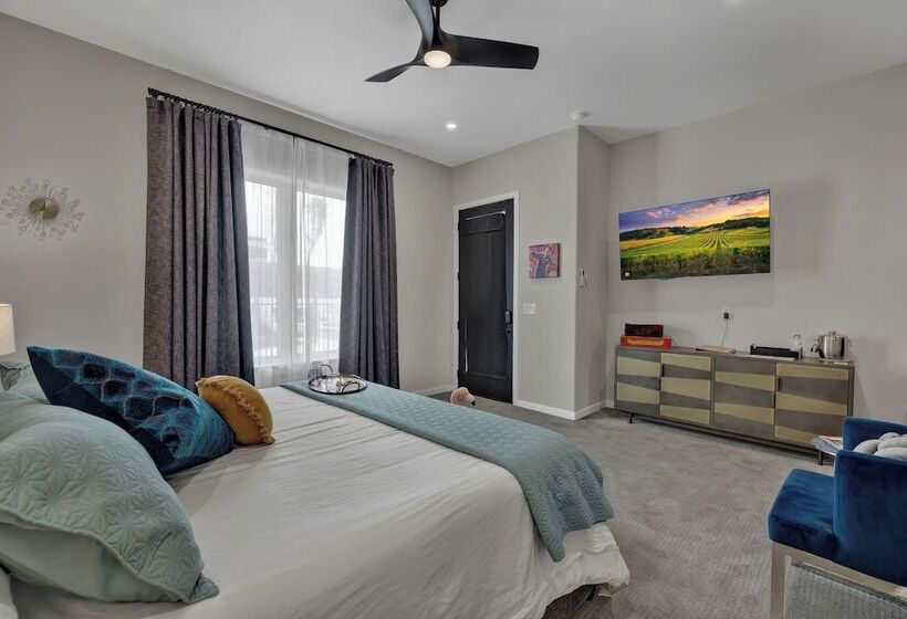 The Bentley Hotel Sinatra Room Hill Country View