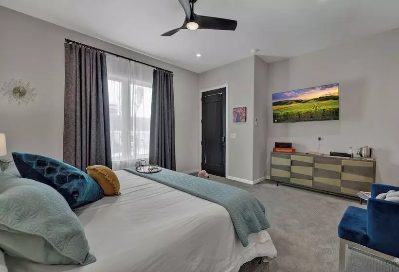 The Bentley Hotel   Sinatra Room   Hill Country View