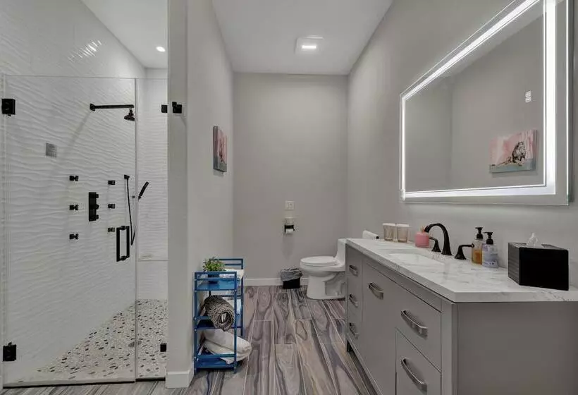 The Bentley Hotel   Sinatra Room   Hill Country View