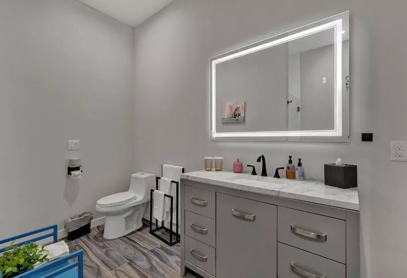 The Bentley Hotel   Sinatra Room   Hill Country View