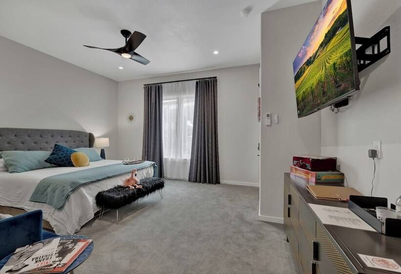 The Bentley Hotel Sinatra Room Hill Country View