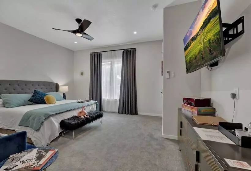 The Bentley Hotel   Sinatra Room   Hill Country View