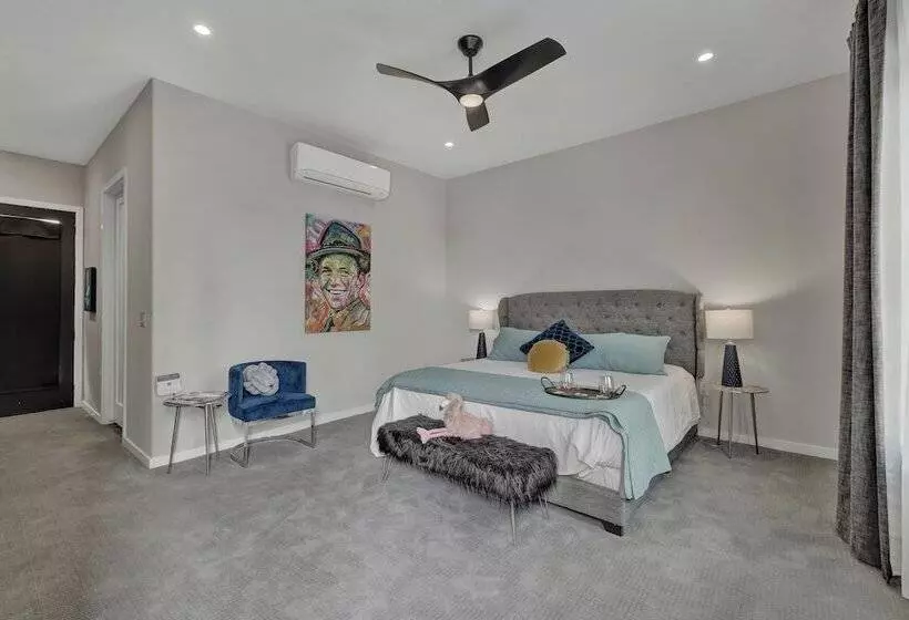 The Bentley Hotel   Sinatra Room   Hill Country View