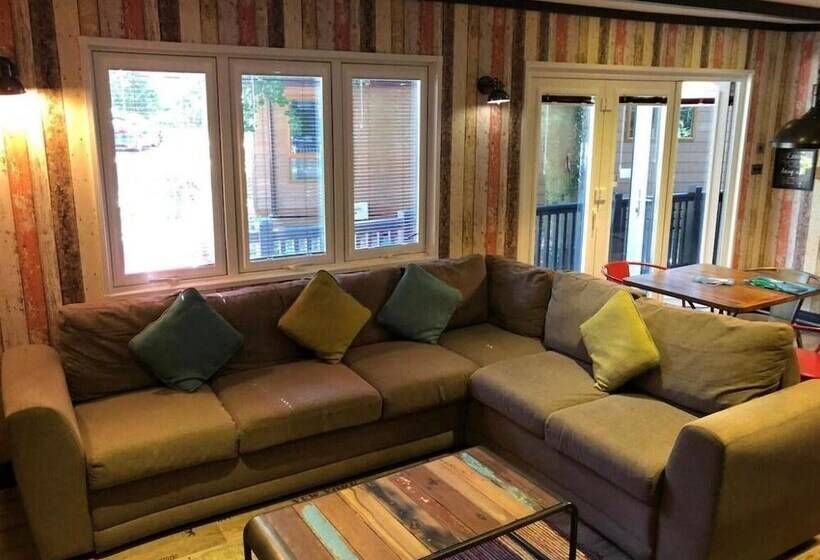 هتل Pet Friendly Lodge   Sleeps6   Long Stay Discount