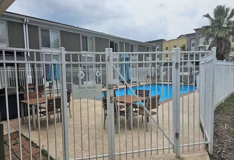 Hotelli Express Inn Leesville Ft Johnson, Surestay Collection By Bw