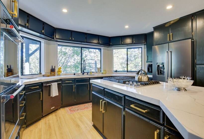 3 Decks, Game Room + Views: Lake Arrowhead Home!