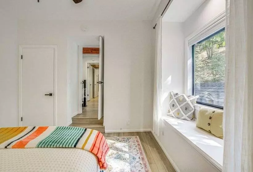 3 Decks, Game Room + Views: Lake Arrowhead Home!