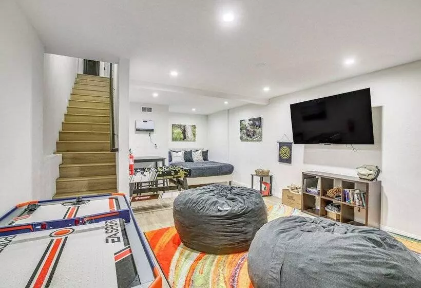 3 Decks, Game Room + Views: Lake Arrowhead Home!